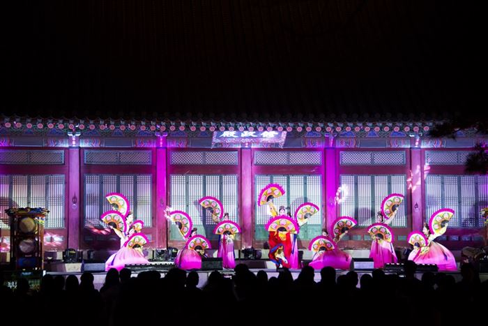 경복궁 야간 전통공연 부채춤