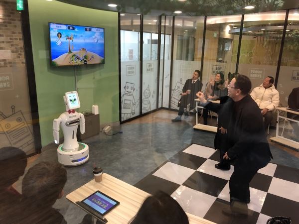 ‘서초 스마트 시니어 IT체험존'에서 어르신들이 인공지능(AI) 로봇과 함께 뇌건강 증진 게임을 즐기고 있다. 사진 제공 서초구청.
