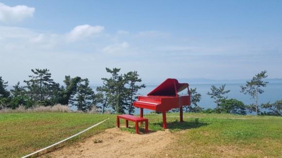 언덕위의 빨간 피아노