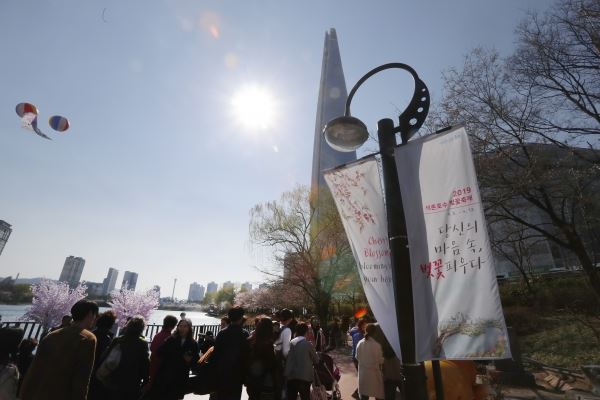 2019년 ‘석촌호수 벚꽃축제’ 가로등 배너 출처  송파구청