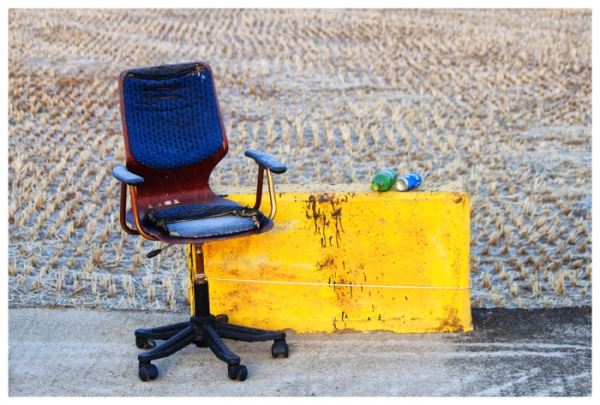 방지턱에 가느다란 밧줄로 묶어둔 낡은 의자, 현재 일자리를 좀 더 붙들고 싶은 50대 남성의 심리를 표현해 보았다