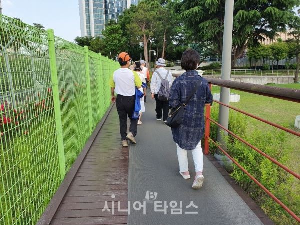 시니어불로거 걷기동호회원들이 서울숲에서 걷고 있다.