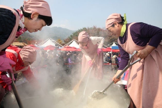 2018년 열린 이천쌀문화축제에서 '2000명 2000원 가마솥밥' 행사가 열리고 있다. 이천시 제공