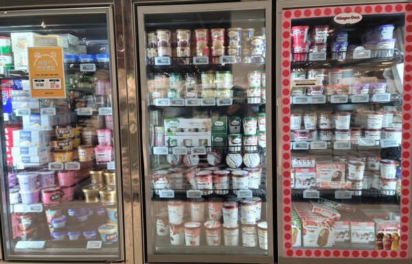 대형 매장 아이스크림 매대에는 아이스크림만 진열하여 판매한다.