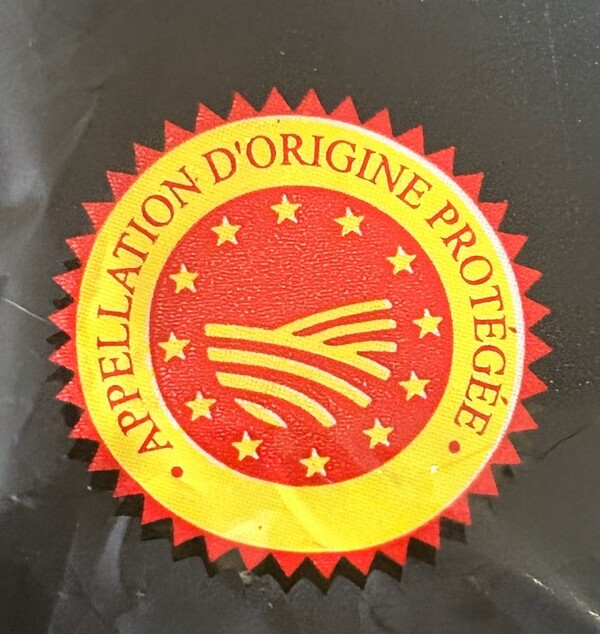 스위스 치즈의 원산지명칭보호 ﻿(Appellation D'Origine Protegee, A.O.P.) 인증 마크