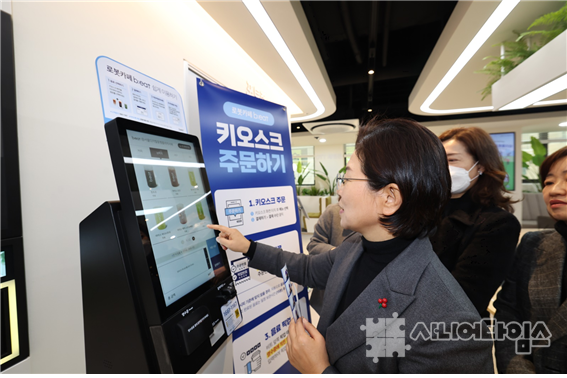 지난달 7일 김미경 은평구청장이 서울디지털동행플라자를 방문해 로봇 카페에서 키오스크로 주문하는 모습